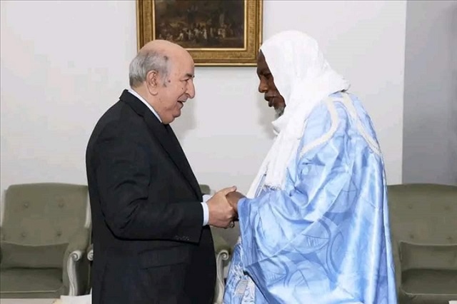 Le président algérien Abdelmadjid Tebboune recevant l'imam Mahmoud Dicko