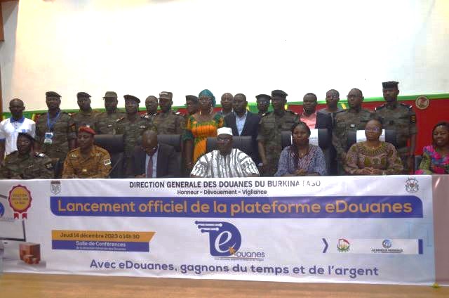 Photo de famille des officiels et de l'équipe qui a travaillé pour la concrétisation du projet