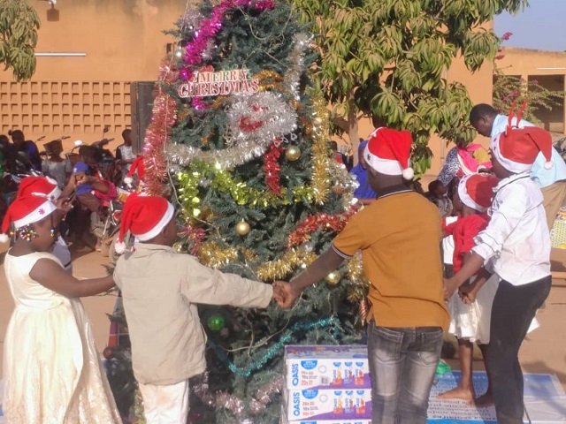 Une communion autour du sapin de Noël