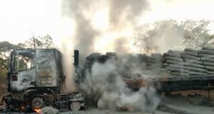 Burkina: un camion remorque prend feu en pleine circulation