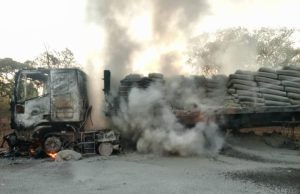 Burkina: un camion remorque prend feu en pleine circulation