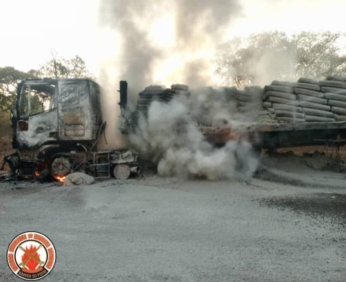 Burkina: un camion remorque prend feu en pleine circulation