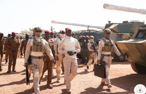 Burkina: remise d’un important lot de matériel militaire au ministère de la Défense