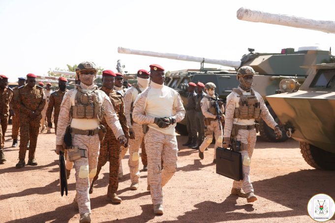Burkina: remise d’un important lot de matériel militaire au ministère de la Défense