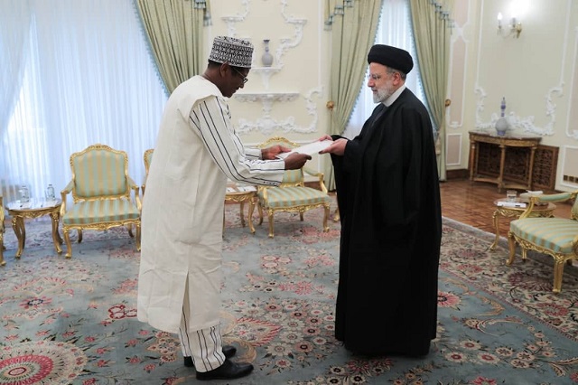 L’ambassadeur burkinabè Mohamadi Kaboré présente ses Lettres de créances au président iranien, Ebrahim Raisi