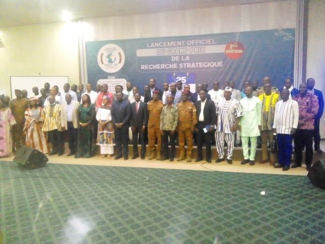Photo de famille des membres du CNES et de leurs partenaires