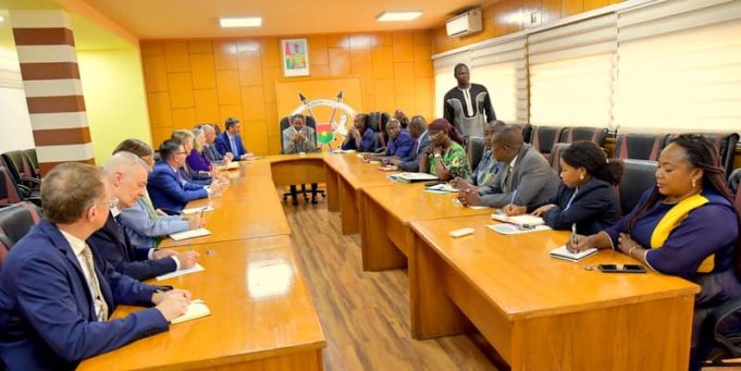 Ouagadougou: des échanges entre une délégation de l’UE et le chef de la diplomatie burkinabè