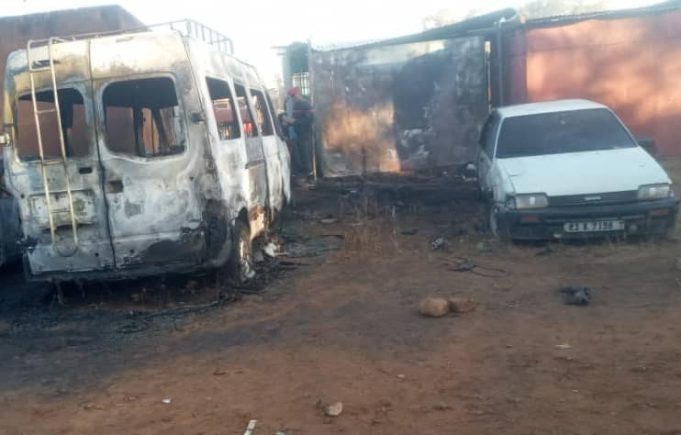 Burkina: trois véhicules et deux boutiques partis en flamme à Kaya