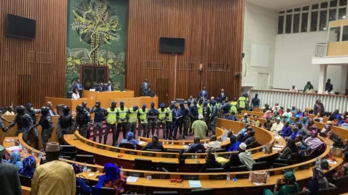 Sénégal: 105 députés votent pour le report de la présidentielle