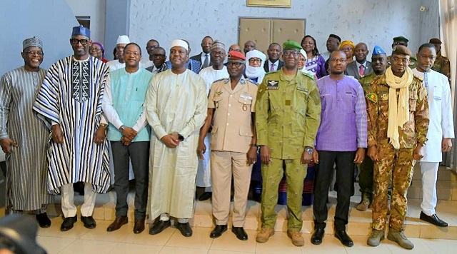 Photo de famille à l'occasion de la réunion des délégations de l'AES