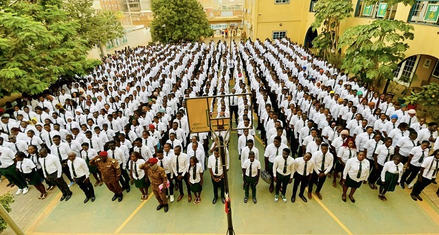 Une vue des étudiants et des responsables de l'Université de l'Unité Africaine