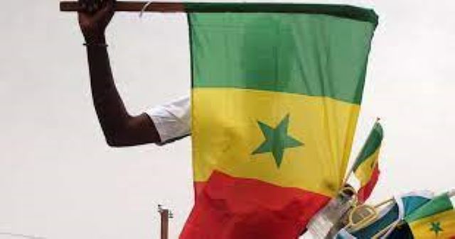 manif avec drapeau sénégalais