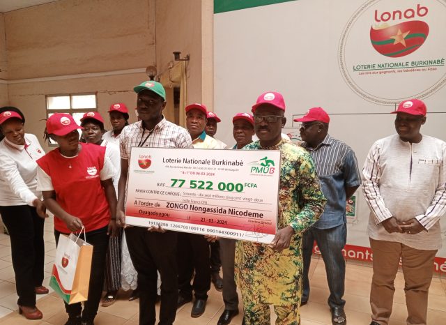 Remise de chèque de plus de 77 millions F CFA