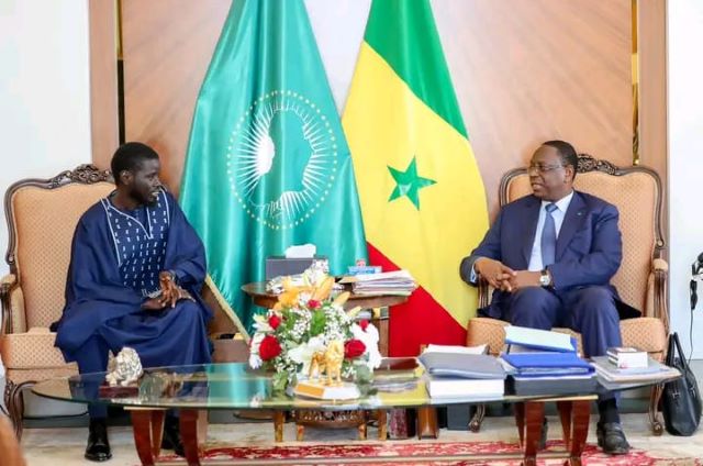 Diomaye Faye assis avec Macky Sall