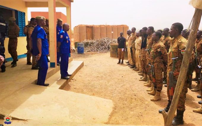 Burkina/pont Nakambé: le chef d’état-major de la gendarmerie aux côtés de ses hommes