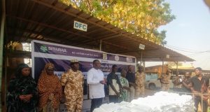 Gare de Ouagadougou: musulmans et chrétiens autour du même plat