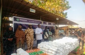 Gare de Ouagadougou: musulmans et chrétiens autour du même plat