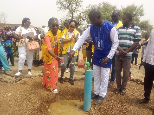 La présidente du Lions club international Ouagadougou SYMPHONIE a été la première a être servie par le directeur de l'école, Achille Gayégo