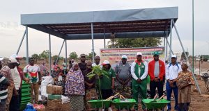 Ouagadougou: la SONABEL, la SONABHY et l’ONEA offrent du matériel de jardinage à 80 associations à Zongo