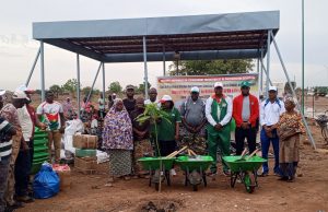 Ouagadougou: la SONABEL, la SONABHY et l’ONEA offrent du matériel de jardinage à 80 associations à Zongo
