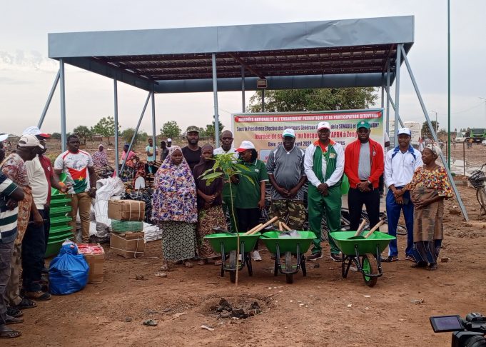 Ouagadougou: la SONABEL, la SONABHY et l’ONEA offrent du matériel de jardinage à 80 associations à Zongo