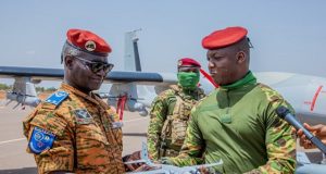 Reconquête du territoire: le capitaine Ibrahim Traoré remet des vecteurs aériens aux forces armées nationales
