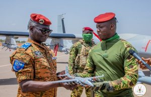 Reconquête du territoire: le capitaine Ibrahim Traoré remet des vecteurs aériens aux forces armées nationales