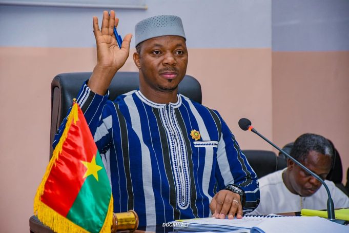 Transition au Burkina: les députés votent pour la tenue des assises