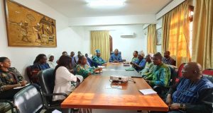 Dakar: le ministre Karamoko Jean Marie Traoré échange avec le personnel de l’ambassade du Burkina