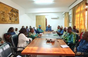 Dakar: le ministre Karamoko Jean Marie Traoré échange avec le personnel de l’ambassade du Burkina