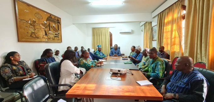 Dakar: le ministre Karamoko Jean Marie Traoré échange avec le personnel de l’ambassade du Burkina