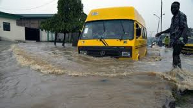 Une pluie torrentielle tombe sur Suleja au Nigéria