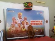 Le chef, ladji et le curé vous souhaitent «Bienvenue à Kikidéni»