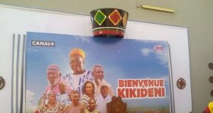 Le chef, ladji et le curé vous souhaitent «Bienvenue à Kikidéni»