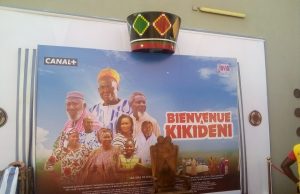 Le chef, ladji et le curé vous souhaitent «Bienvenue à Kikidéni»