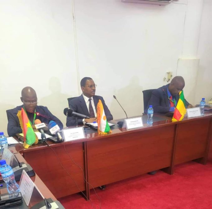 AES: réunion des hauts fonctionnaires à Niamey