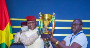 Tournoi UFOA-B : les Etalons cadets présentent leur trophée au Président Traoré