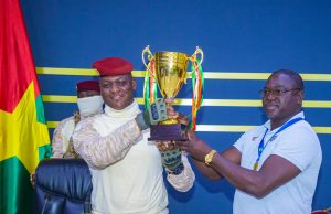 Tournoi UFOA-B : les Etalons cadets présentent leur trophée au Président Traoré
