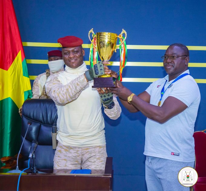 Tournoi UFOA-B : les Etalons cadets présentent leur trophée au Président Traoré