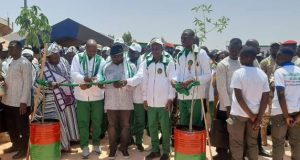 Planter un arbre, une priorité pour BOA-BF et Lassiné Diawara