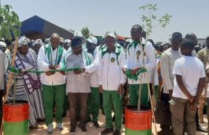 Planter un arbre, une priorité pour BOA-BF et Lassiné Diawara