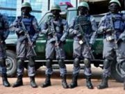 Police kényane: monstre à la maison, pompier à Haïti!
