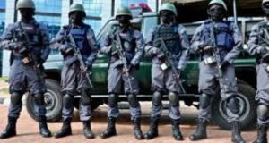 Police kényane: monstre à la maison, pompier à Haïti!
