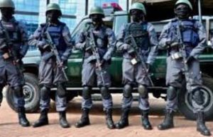 Police kényane: monstre à la maison, pompier à Haïti!