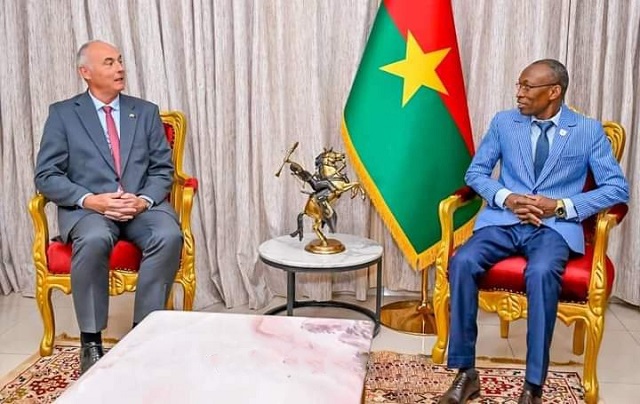 Le Premier ministre recevant l'ambassadeur de la Belgique en fin de mission