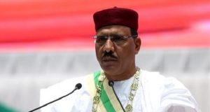 Niger: quatre ministres de l’ex-président Bazoum provisoirement libérés