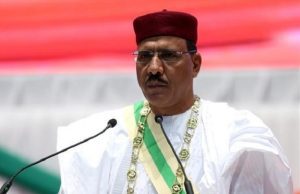 Niger: quatre ministres de l’ex-président Bazoum provisoirement libérés