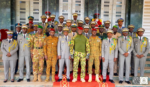 Photo de famille à l'issue des échanges entre le président du Faso et des militaires maliens