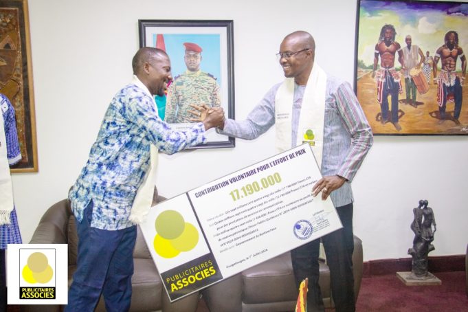 Burkina: un soutien de plus de 17 000 000 FCFA de Publicitaires Associés à l’effort de paix