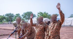 Burkina: les 1ᵉʳˢ responsables de la présidence en fin de formation militaire en tant que VDP
